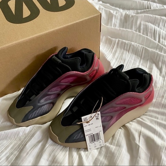 adidas Yeezy 700 V3 Fade Carbon a red-to-purple gradient Primeknit 5.5 - Picture 2 of 2